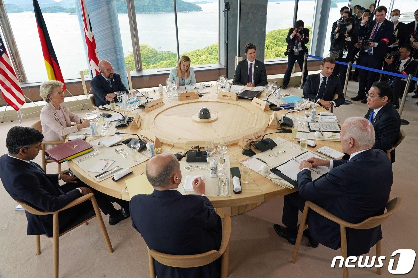 본문 이미지 - 조 바이든 미국 대통령과 기시다 후미오 일본 총리, 올라프 숄츠 독일 총리, 에마뉘엘 마크롱 프랑스 대통령, 리시 수낵 영국 총리, 조르자 멜로니 이탈리아 총리, 쥐스탱 트뤼도 캐나다 총리, 우르줄라 폰데어라이엔 EU 집행위원장, 샤를 미셸 EU 정상회의 상임의장이 19일 (현지시간) 히로시마에서 열린 G7 정상회의 실무 오찬 회의에 참석을 하고 있다. ⓒ AFP=뉴스1 ⓒ News1 우동명 기자