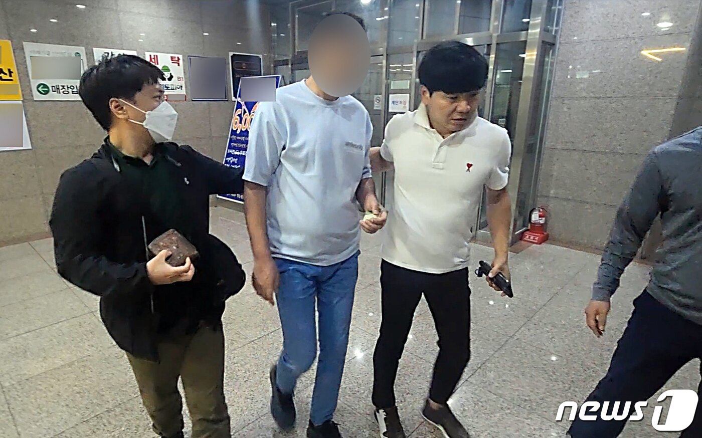 본문 이미지 - 서울경찰청 지하철경찰대가 검거한 알렉스의 모습. (서울경찰청 제공) 2023.5.21/뉴스1