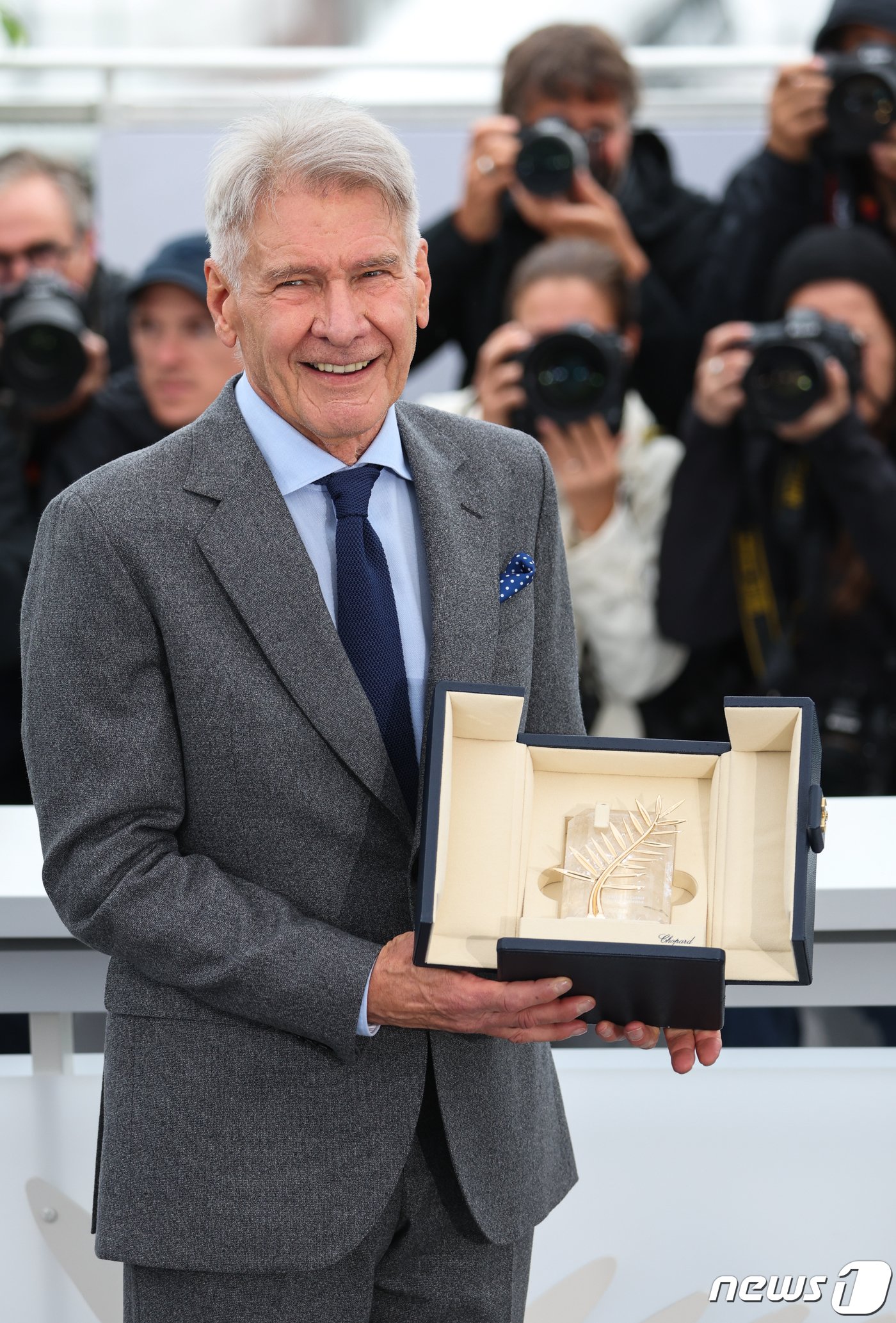 본문 이미지 - 19일(현지시간) 제76회 칸 국제영화제가 열리고 있는 프랑스 남부 소도시 칸 ‘팔레 데 페스티발’(Palais des festival)에서 열린 ‘인디아나 존스 : 운명의 다이얼’ 포토콜 행사에서 해리슨 포드가 전날 시사회장에서 깜작 수상한 명예 황금종려상 트로피를 선보이고 있다. 2023.5.19/뉴스1 ⓒ News1 이준성 기자