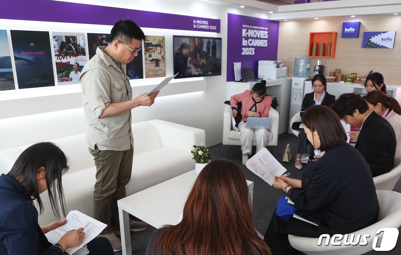 본문 이미지 - 19일(현지시간) 제76회 칸 국제영화제가 열리고 있는 프랑스 남부 소도시 칸 ‘팔레 데 페스티발’(Palais des Festival) 영화진흥위원회 부스에서 박기용 영진위 위원장이 기자 간담회를 진행하고 있다. 2023.5.19/뉴스1 ⓒ News1 이준성 기자
