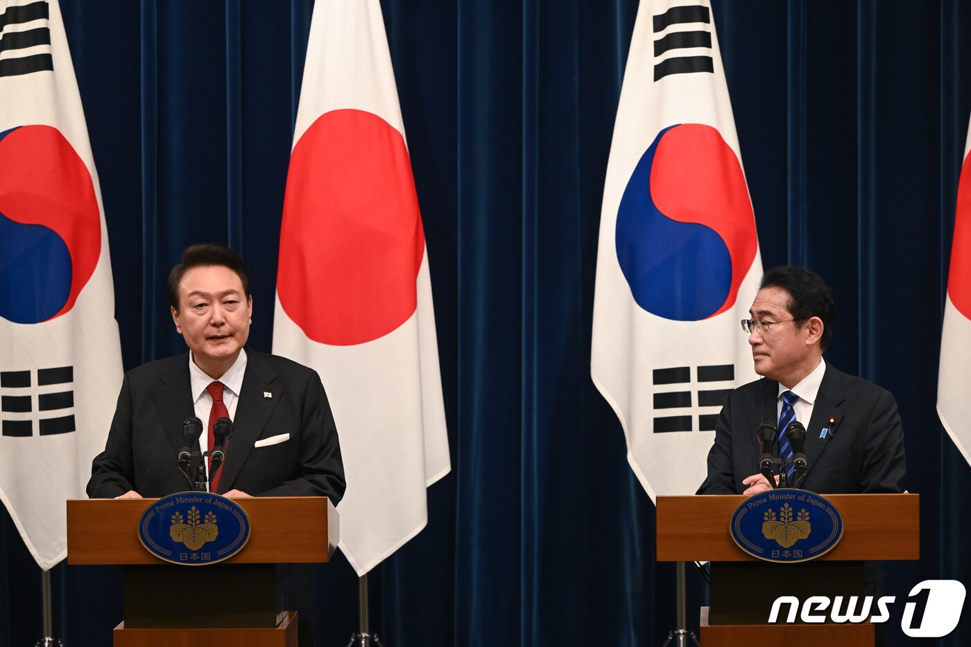 본문 이미지 - 윤석열 대통령(왼쪽)과 기시다 후미오 일본 총리. (뉴스1 DB)