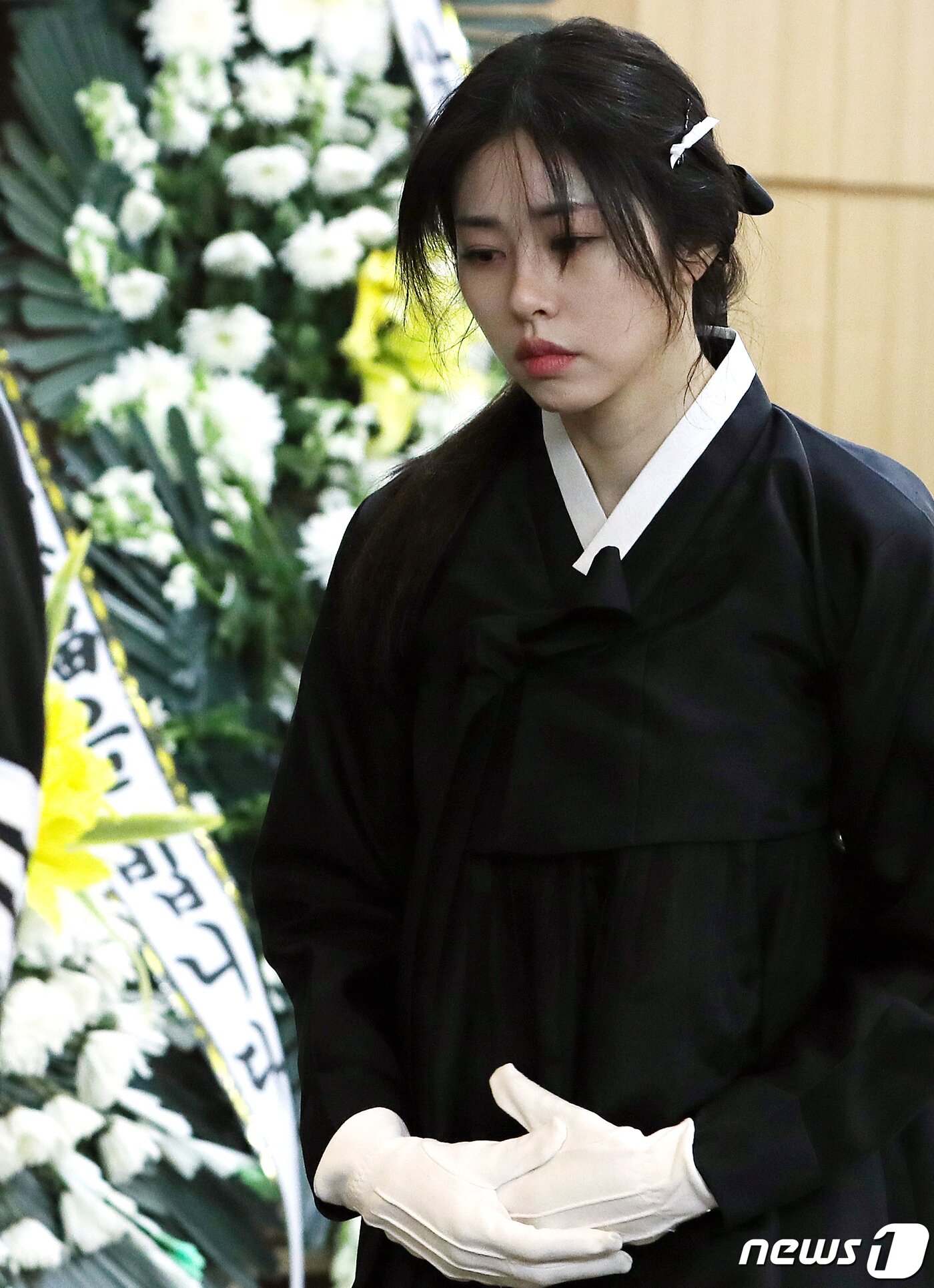 본문 이미지 - 2일 오전 서울 송파구 서울아산병원 장례식장에서 엄수된 코미디언 겸 사업가 고(故) 서세원의 발인식에서 고인의 딸인 방송인 서동주가 슬픔에 잠겨 운구 행렬을 뒤따르고 있다. (공동취재) 2023.5.2/뉴스1 ⓒ News1 권현진 기자