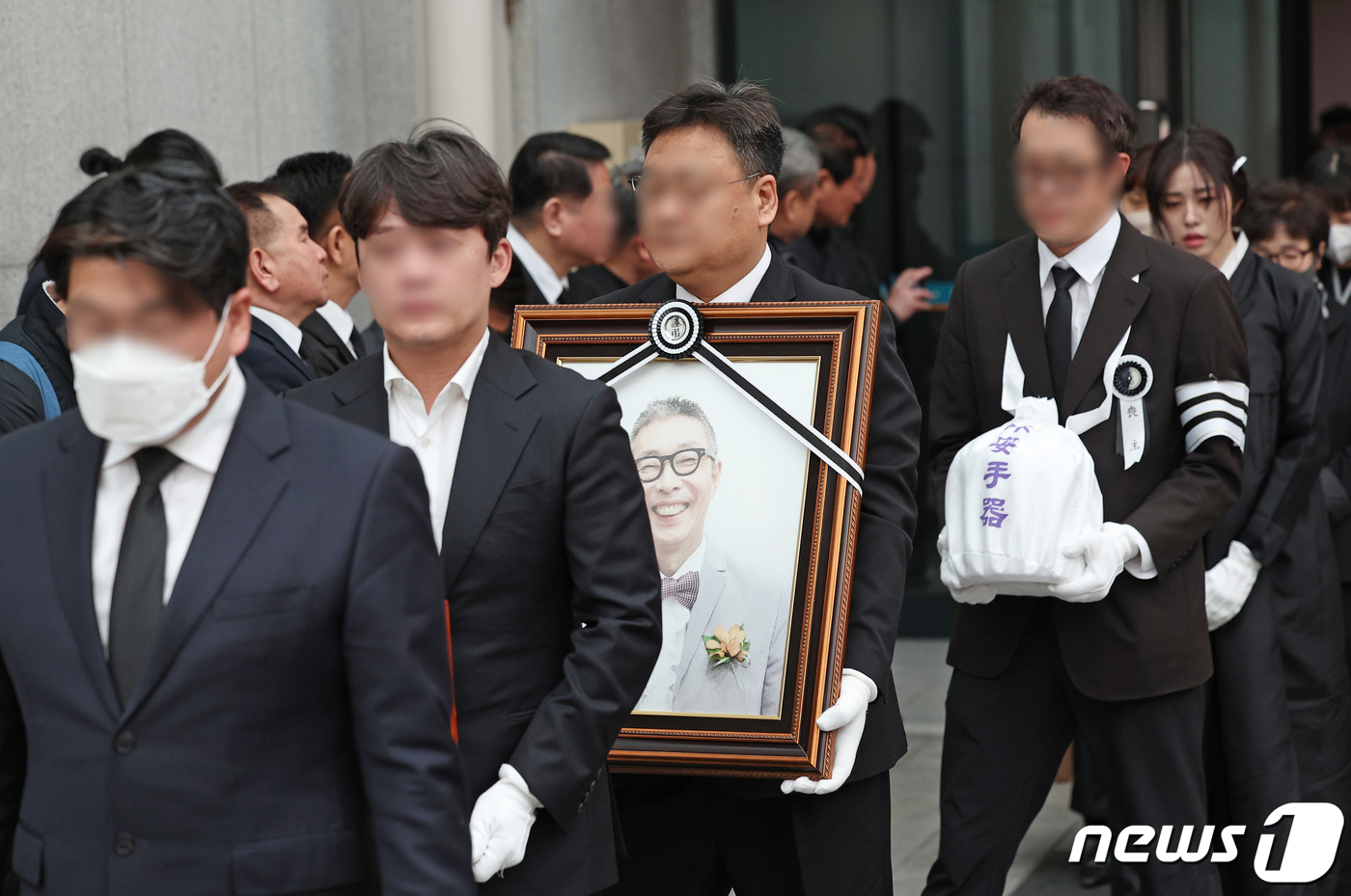 (서울=뉴스1) 권현진 기자 = 코미디언 겸 사업가 고(故) 서세원의 발인식이 2일 오전 서울 송파구 서울아산병원 장례식장에서 엄수되고 있다. (공동취재) 2023.5.2/뉴스1