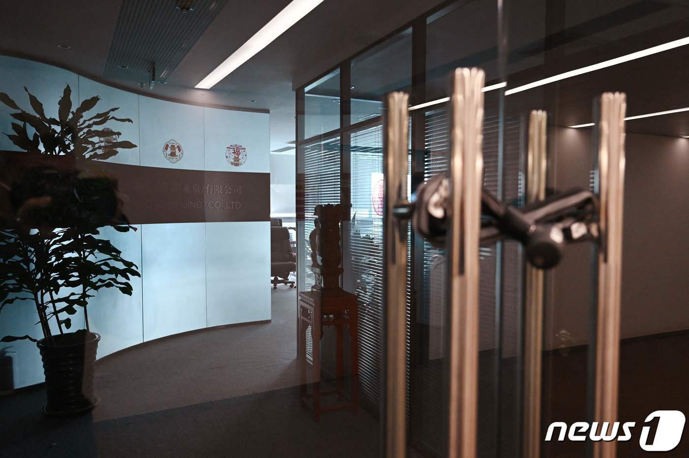 본문 이미지 - 지난달 24일(현지시간) 미국 기업실사업체인 민츠그룹의 베이징 지사가 폐쇄된 모습. 23.03.24 ⓒ AFP=뉴스1 ⓒ News1 김예슬 기자