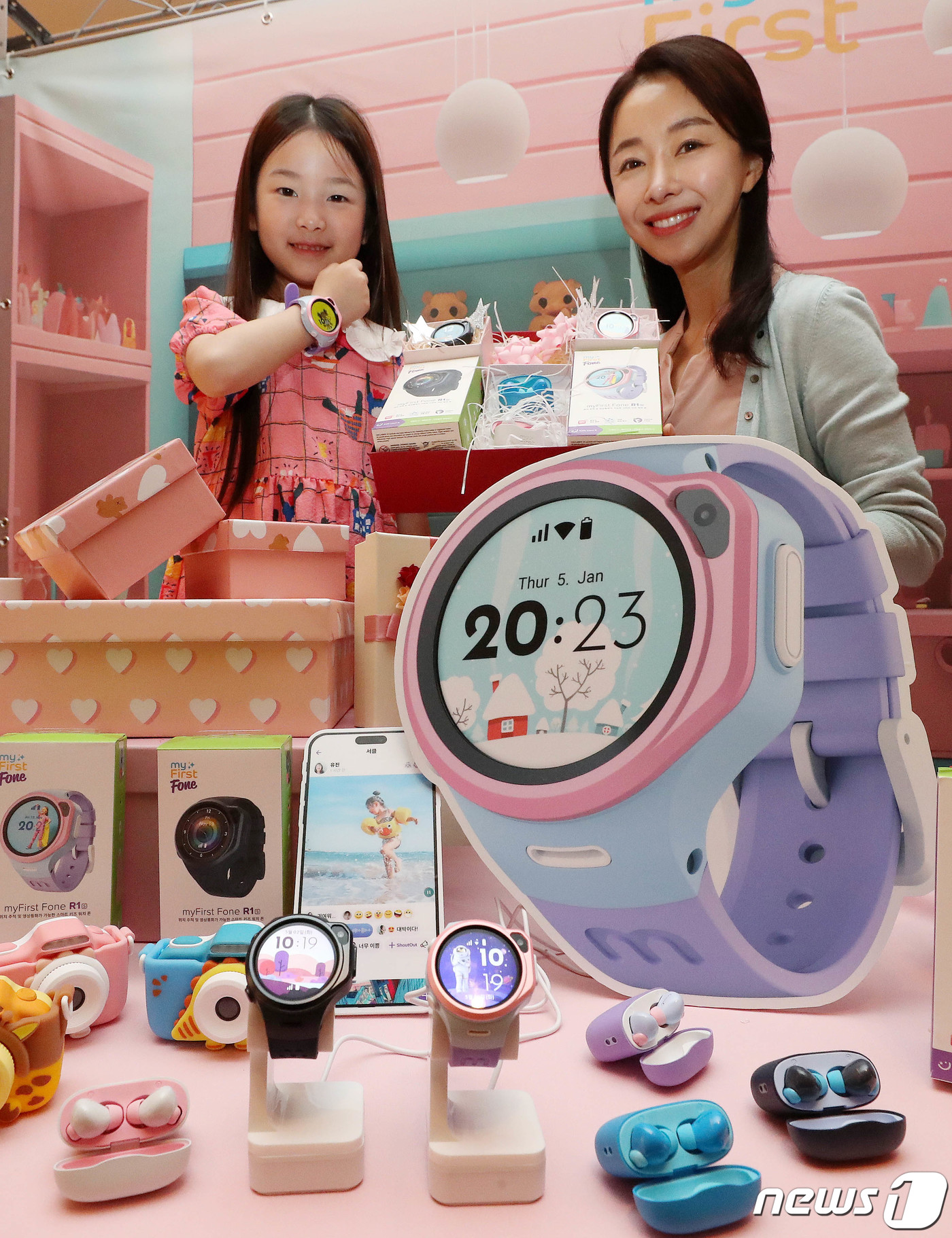 (서울=뉴스1) 박세연 기자 = 2일 서울 중구 웨스틴조선호텔에서 열린 글로벌 키즈테크 기업 마이퍼스트 신제품 출시 행사에서 모델들이 워치폰 '폰 R1s(Fone R1s)'를 선보 …