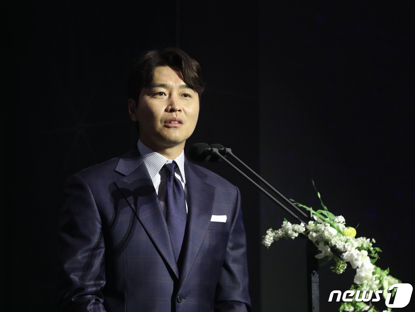 본문 이미지 - 이동국 전 대한축구협회 부회장이 2일 서울 중구 앰버서더호텔에서 열린 K리그 명예의전당 헌액식에서 선수 부문 4세대에 선정된 후 소감을 밝히고 있다. K리그 출범 40주년을 기념해 올해 신설된 K리그 명예의전당은 2년 마다 선수, 지도자, 공헌자 3개 부문의 헌액자를 선정할 계획이다. 2023.5.2/뉴스1 ⓒ News1 신웅수 기자