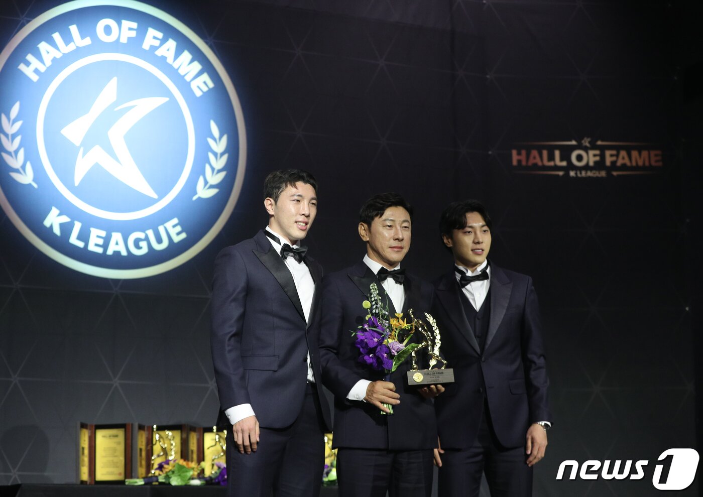 본문 이미지 - 신태용 인도네시아 축구대표팀 감독이 2일 서울 중구 앰버서더호텔에서 열린 K리그 명예의전당 헌액식에서 선수 부문 3세대에 선정된 후 아들 성남 FC 신재원, 안산FC 신재혁과 기념 촬영을 하고 있다. K리그 출범 40주년을 기념해 올해 신설된 K리그 명예의전당은 2년 마다 선수, 지도자, 공헌자 3개 부문의 헌액자를 선정할 계획이다. 2023.5.2/뉴스1 ⓒ News1 신웅수 기자