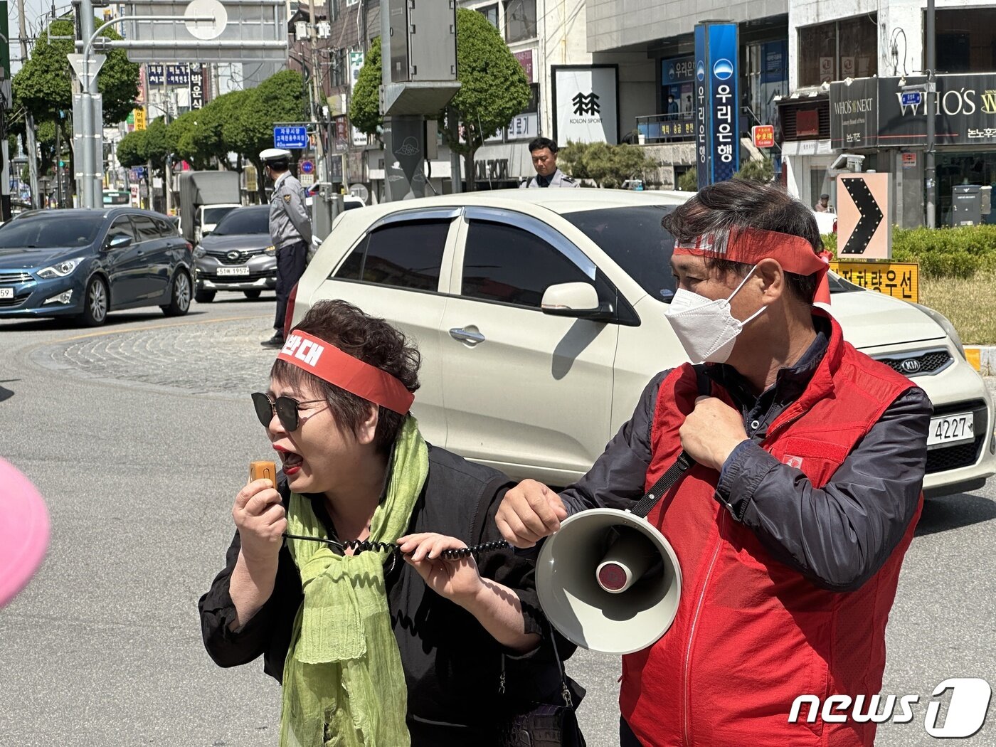 본문 이미지 - 2일 충북 충주중앙어울림시장 안전진단 'E등급'에 따른 시설 사용금지 조치에 한 상인이 "생존권을 보장하라"며 대책을 요구하고 있다.2023.5.2/뉴스1 ⓒ News1 윤원진 기자