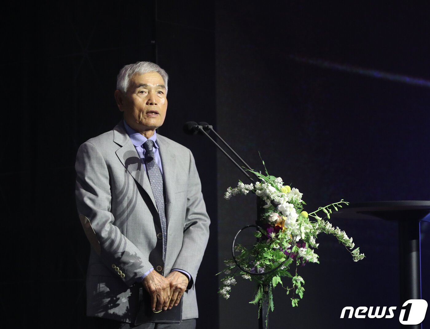 본문 이미지 - 이회택 OB축구회 회장이 2일 서울 중구 앰버서더호텔에서 열린 K리그 명예의전당 헌액식에서 선수 부문 1세대에 선정된 최순호 수원FC 단장에 대한 추천사를 하고 있다. K리그 출범 40주년을 기념해 올해 신설된 K리그 명예의전당은 2년 마다 선수, 지도자, 공헌자 3개 부문의 헌액자를 선정할 계획이다. 2023.5.2/뉴스1 ⓒ News1 신웅수 기자