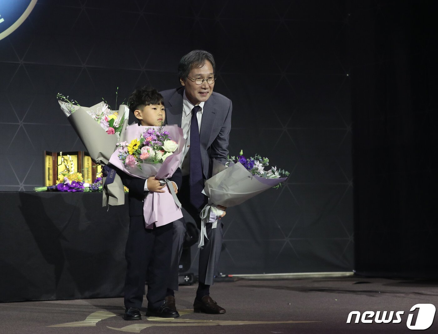 본문 이미지 - 최순호 수원FC 단장이 2일 서울 중구 앰버서더호텔에서 열린 K리그 명예의전당 헌액식에서 선수 부문 1세대에 선정된 후 손자와 기념 촬영을 하고 있다. K리그 출범 40주년을 기념해 올해 신설된 K리그 명예의전당은 2년 마다 선수, 지도자, 공헌자 3개 부문의 헌액자를 선정할 계획이다. 2023.5.2/뉴스1 ⓒ News1 신웅수 기자