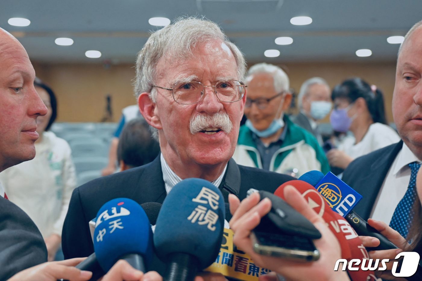 본문 이미지 - 존 볼턴 전 백악관 국가 안보 보좌관이 타이베이에서 열린 심포지엄 중 취재진을 만나고 있다. ⓒ AFP=뉴스1 ⓒ News1 우동명 기자