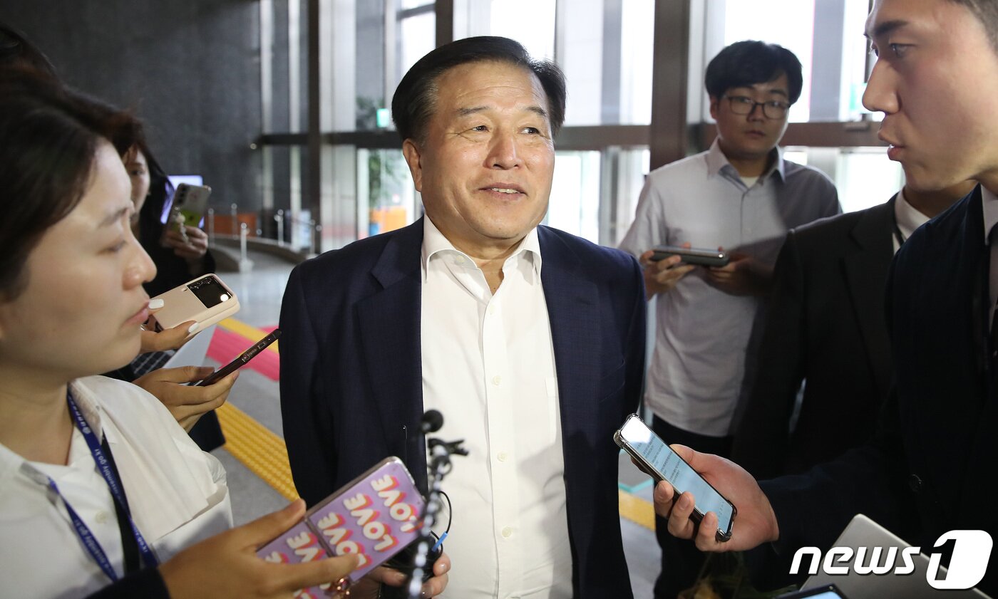 본문 이미지 - 이진복 대통령비서실 정무수석이 2일 오후 서울 여의도 국회에서 박광온 더불어민주당 원내대표를 예방하기 위해 들어서며 취재진의 질문을 받고 있다. 앞서 전날(1일) 한 매체는 이 수석이 태영호 국민의힘 최고위원에게 공천 문제를 거론하며 한일 관계에 대한 옹호 발언을 해달라는 취지의 요청을 했다는 내용이 담긴 녹취록을 보도한 바 있다. 2023.5.2/뉴스1 ⓒ News1 임세영 기자