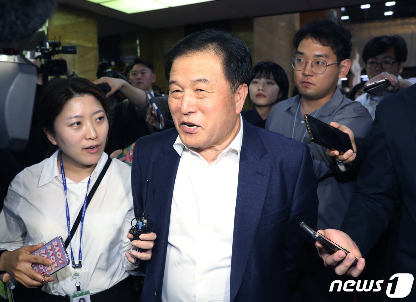 본문 이미지 - 이진복 대통령비서실 정무수석이 2일 오후 박광온 더불어민주당 원내대표를 예방하기 위해 서울 여의도 국회로 들어서며 '태영호 녹취록' 관련 취재진의 질문을 받고 있다. 2023.5.2/뉴스1 ⓒ News1 송원영 기자