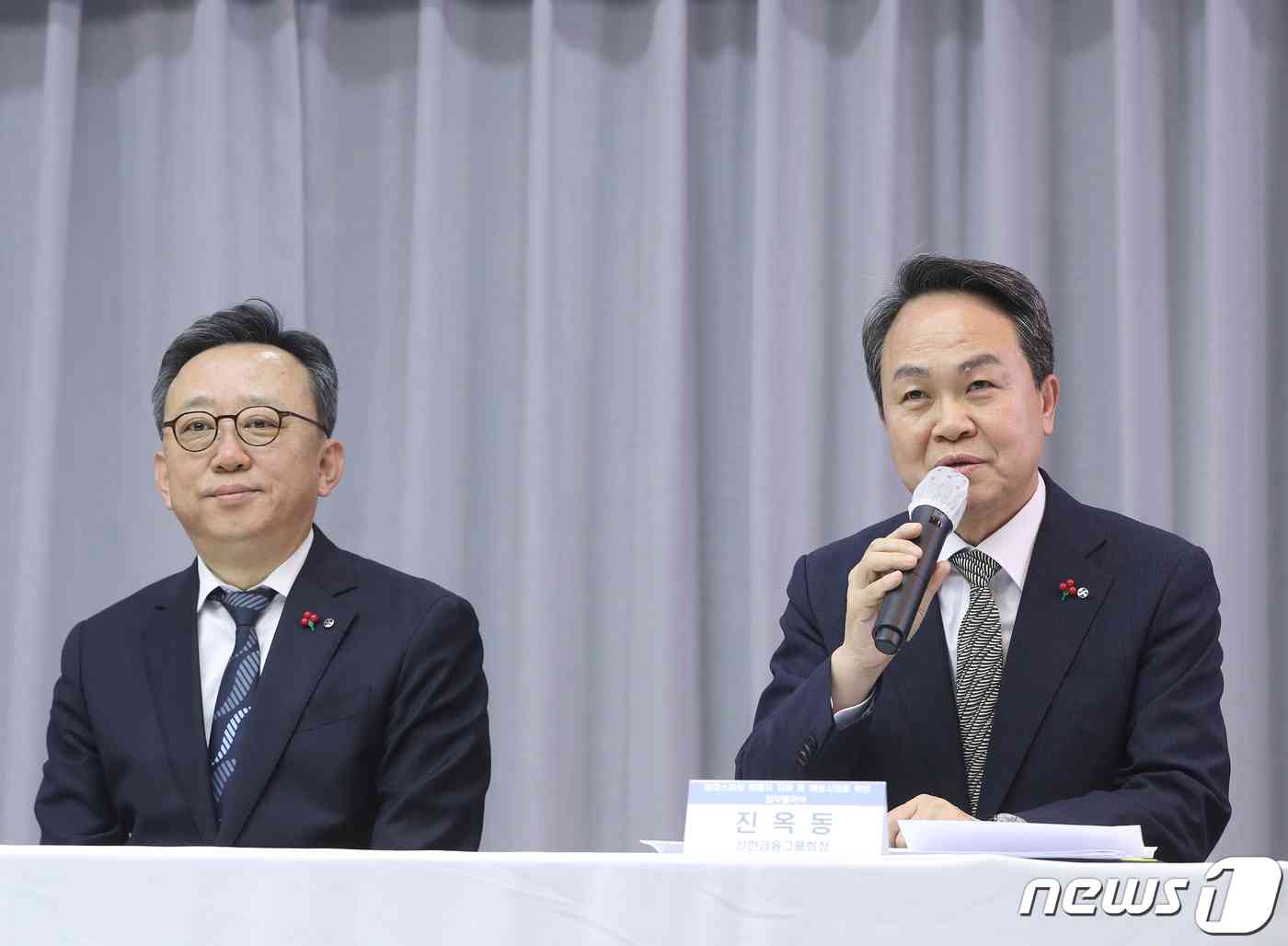 진옥동 신한금융그룹 회장(오른쪽)과 정상혁 신한은행장. 2023.5.2/뉴스1 © News1 신웅수 기자