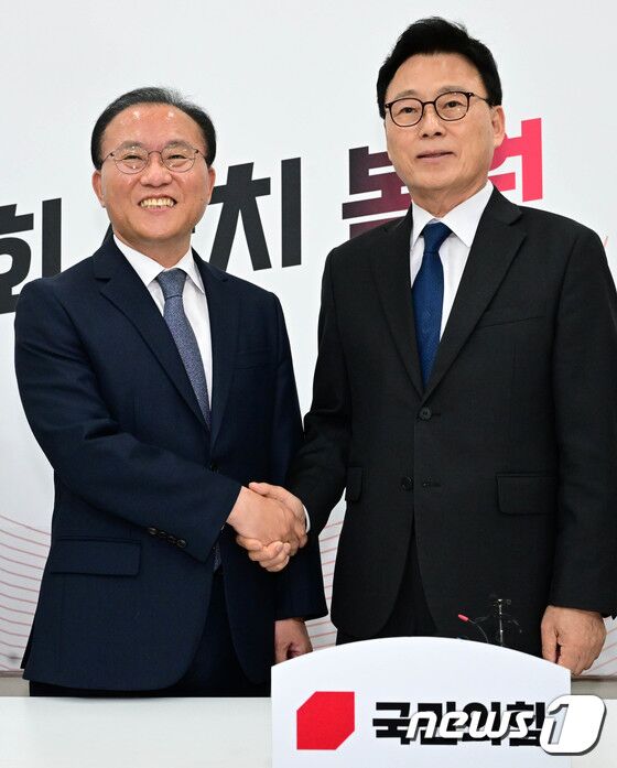 박광온 더불어민주당 신임 원내대표가 2일 서울 여의도 국회에서 윤재옥 국민의힘 원내대표를 예방해 악수하고 있다. (공동취재) 2023.5.2/뉴스1 © News1 이승배 기자