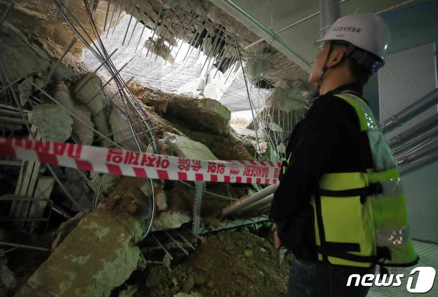 국토안전관리원 관계자가 2일 인천시 서구 검단의 한 아파트 지하주차장 슬래브 붕괴 현장을 살피고 있다. 2023.5.2/뉴스1 © News1 정진욱 기자