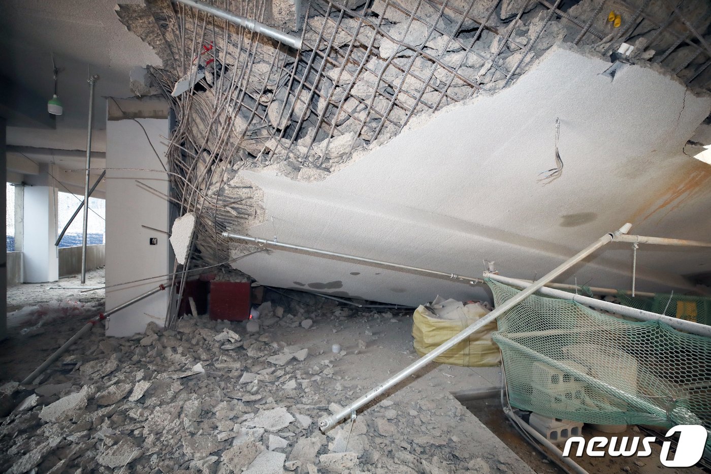 본문 이미지 - 지난 5월2일 인천 서구 검단의 한 아파트 지하주차장 슬래브 붕괴 현장 모습 2023.5.2/뉴스1 ⓒ News1 정진욱 기자
