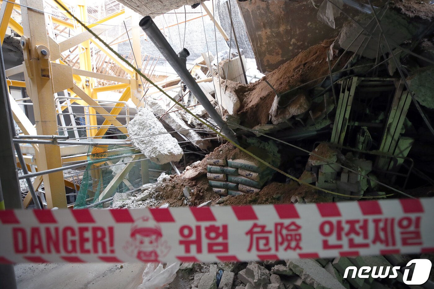 본문 이미지 - 원희룡 국토교통부 장관이 2일 인천시 서구 검단의 한 아파트 지하주차장 슬래브 붕괴 현장을 찾았다. 이곳은 지난달 29일 지하주차장 지붕 구조물이 무너지는 사고가 발생했다. 2023.5.2/뉴스1 ⓒ News1 정진욱 기자