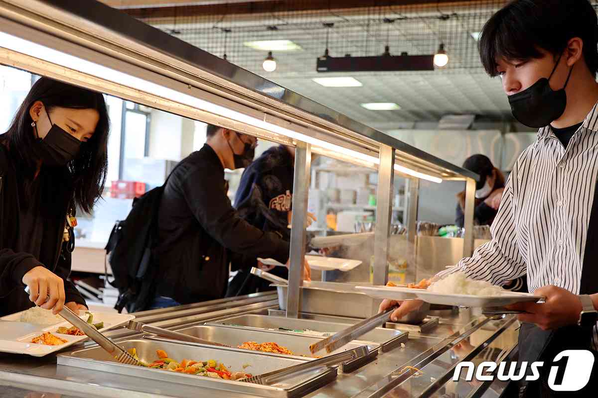 2일 오전 목원대 구내식당인 오병이에서 학생들이 천원의 아침밥을 이용하고 있다.(목원대 제공)