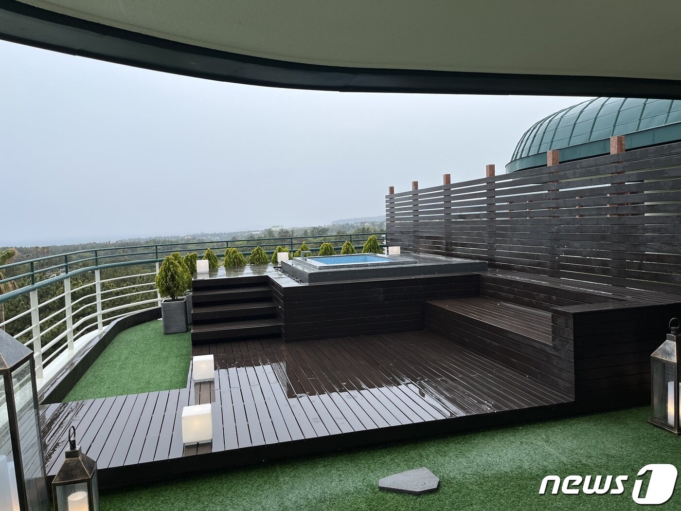 본문 이미지 - '더 스위트' 객실에서는 개별 자쿠지를 이용할 수 있다. ⓒ 뉴스1 신민경 기자