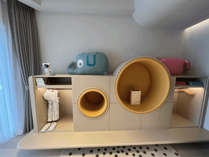 본문 이미지 - '더 스위트' 객실에는 키즈 전용시설과 함께 부모들이 휴식을 즐길 수 있는 모던한 인테리어 공간도 준비돼 있다. ⓒ 뉴스1 신민경 기자