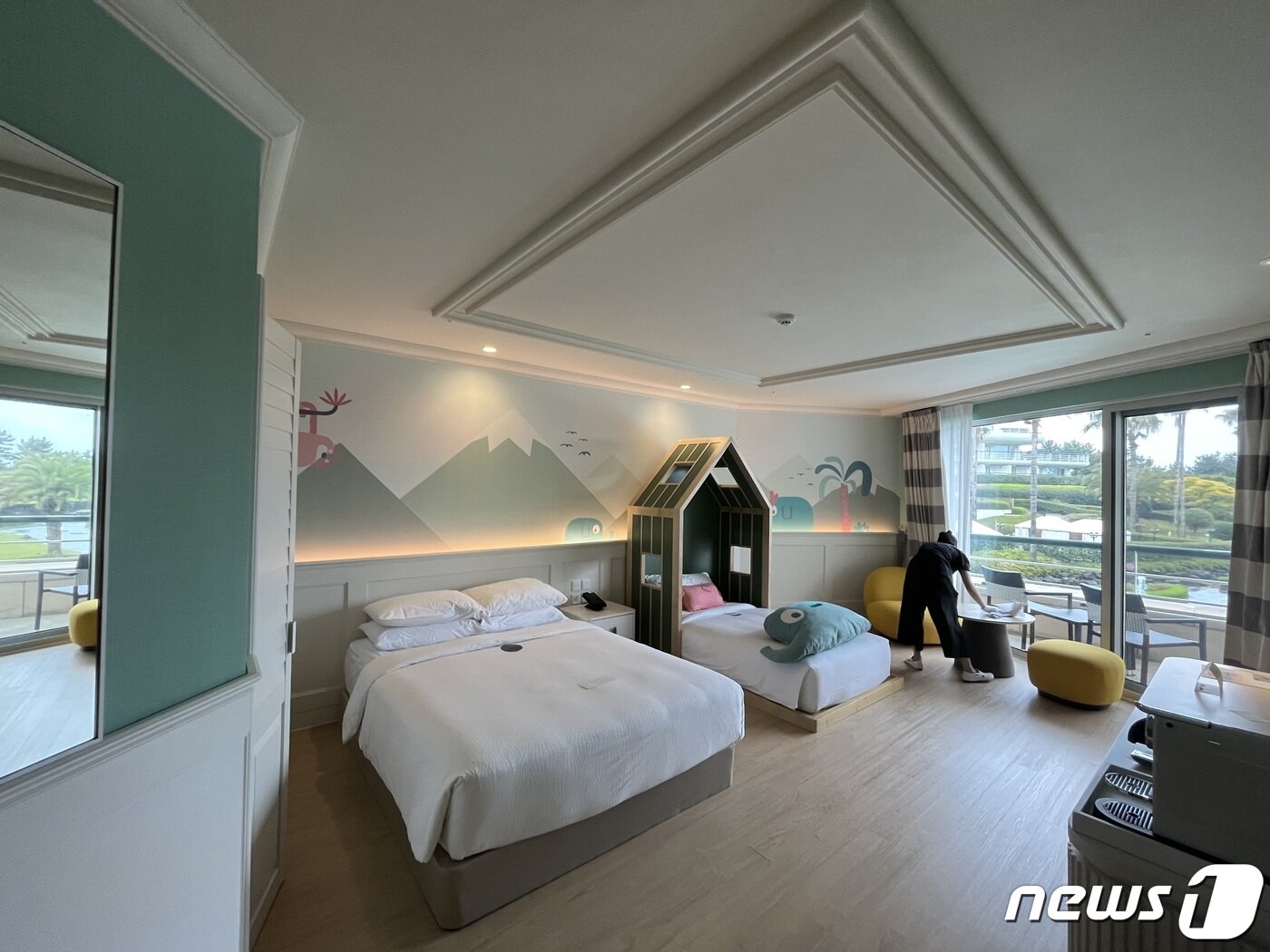 본문 이미지 - 키즈 디럭스룸 내부는 한 벽면이 그림으로 채워져 있다. ⓒ 뉴스1 신민경 기자