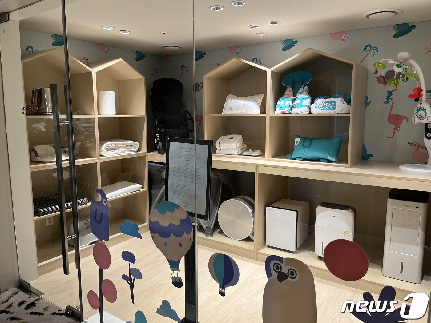 본문 이미지 - 그랜드 조선 제주 '렌딩 라이브러리'에서는 육아 용품을 무료로 대여할 수 있다. ⓒ 뉴스1 신민경 기자