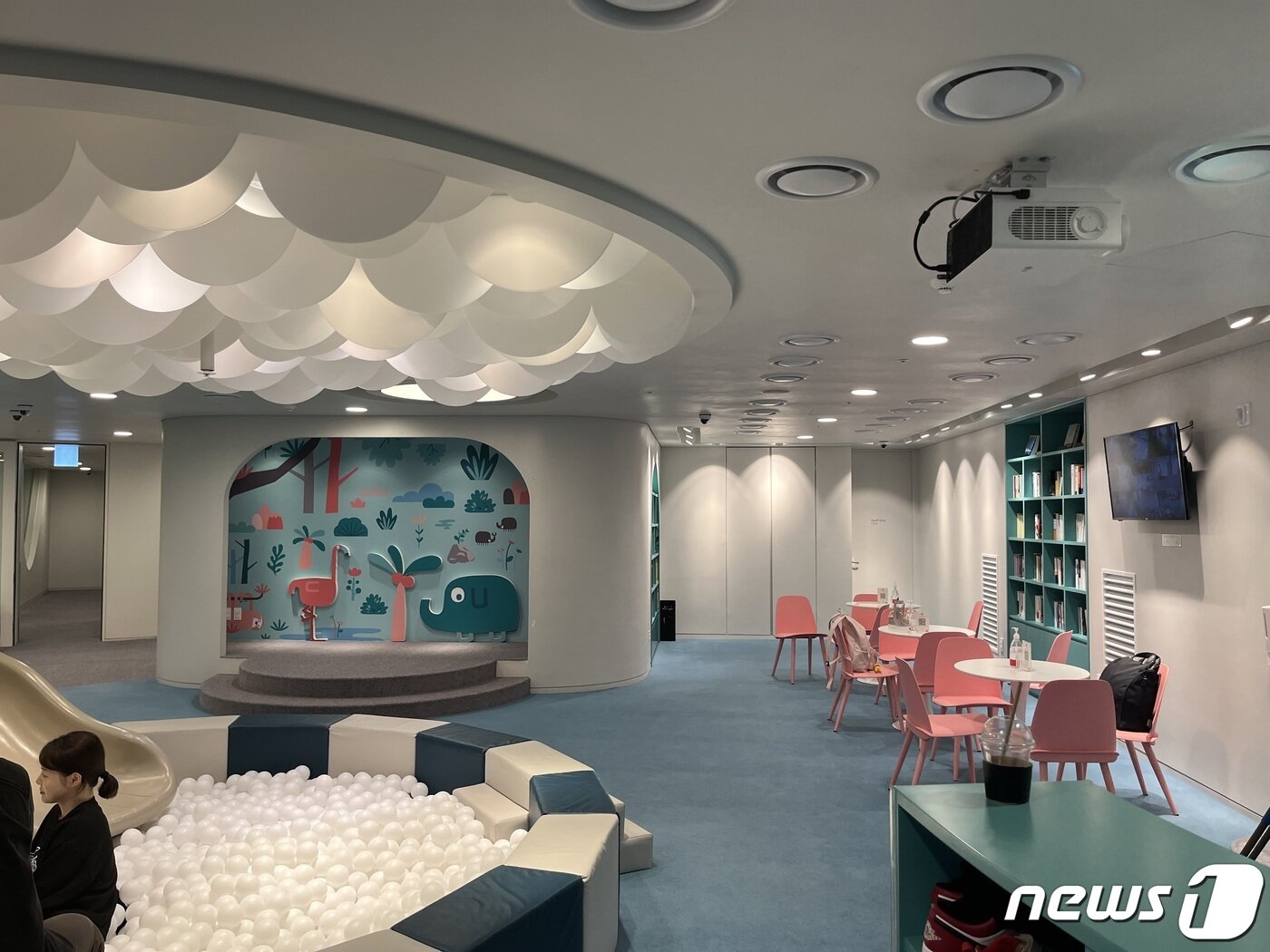 본문 이미지 - 그랜드 조선 제주 '조선 주니어 키즈 클럽'에는 대형 볼풀장과 미끄럼틀이 구비돼 있다. ⓒ 뉴스1 신민경 기자