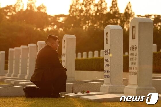 (북한 노동당 기관지 노동신문은 20일 김정은 당 총비서가 현철해 국방성 총고문 사망 1돐(돌)에 즈음해 전날(19일) 신미리애국열사릉을 찾았다고 보도했다. rodongphoto@news1.kr
