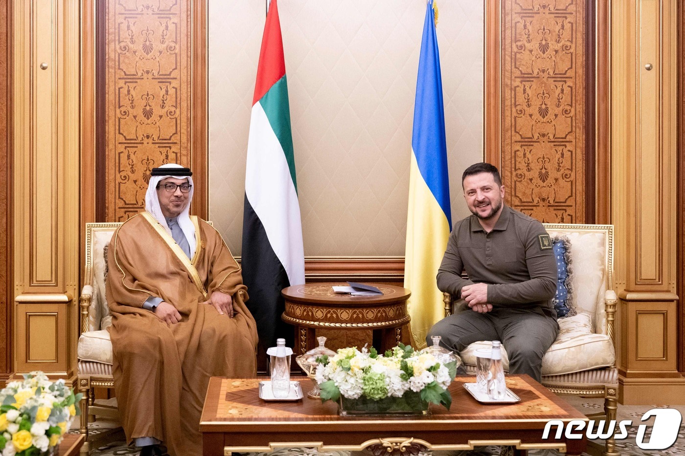 (제다 AFP=뉴스1) 우동명 기자 = 볼로디미르 젤렌스키 우크라이나 대통령이 19일(현지시간) 사우디아라비아 제다에서 열리는 아랍 연맹 정상회의 중 셰이크 만수르 빈 자예드 알 …