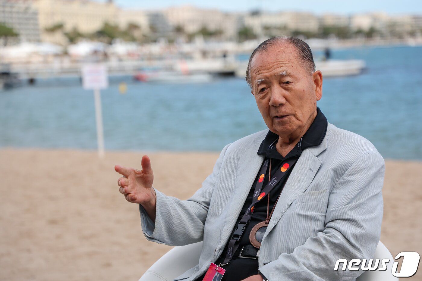 본문 이미지 - 김동호 강릉국제영화제 이사장이 제76회 칸 국제영화제가 열리고 있는 프랑스 남부 소도시 칸 ‘팔레 데 페스티발(Palais des Festival) 영화진흥위원회 부스에서 뉴스1과 인터뷰를 하고 있다. 2023.5.20/뉴스1 ⓒ News1 이준성 기자