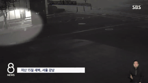 본문 이미지 - 맨발로 다급히 뛰쳐나와 필사적으로 도망친 여중생이 가족에게 붙잡혀 무자비한 폭행을 당하고 있다. (SBS)