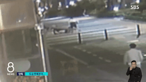 본문 이미지 - 잠시 후 가세한 가족들이 계속해서 구타를 이어가는 모습. 아이의 엄마는 무릎을 꿇고 비는 아이를 발로 짓밟았다. (SBS)