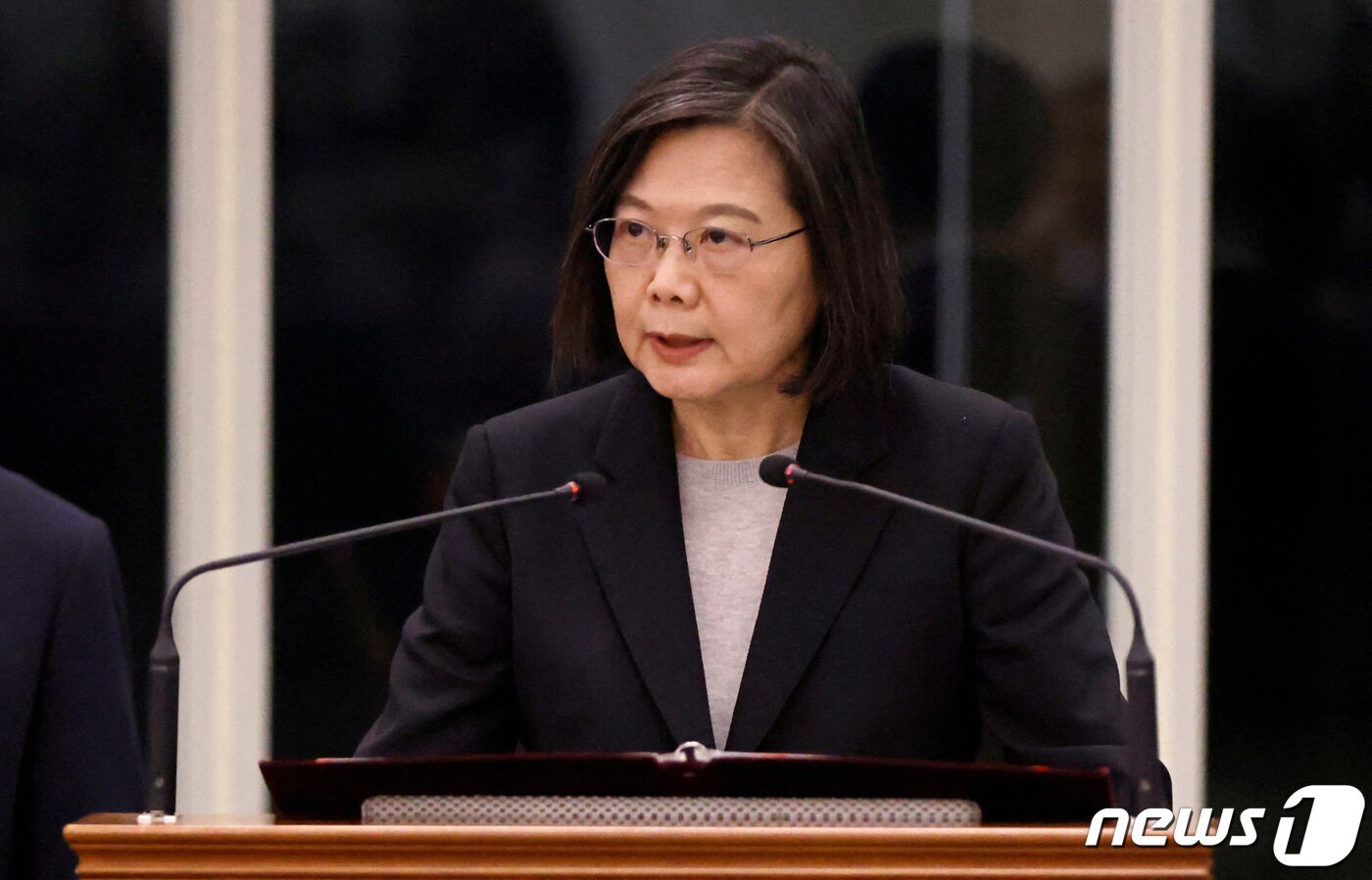 본문 이미지 - 차이잉원 대만 총통이 4월7일 대만 타오위안 국제공항에서 연설하고 있다. 2023.04.07/뉴스1 ⓒ 로이터=뉴스1 ⓒ News1 김민수 기자