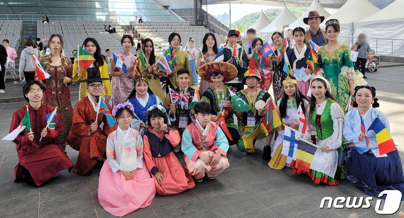 본문 이미지 - 12개국 전통 의상을 입은 축제 참가자들이 기념사진을 찍고 있다. 2023.5.20/뉴스1 ⓒ News1 조아서 기자 
