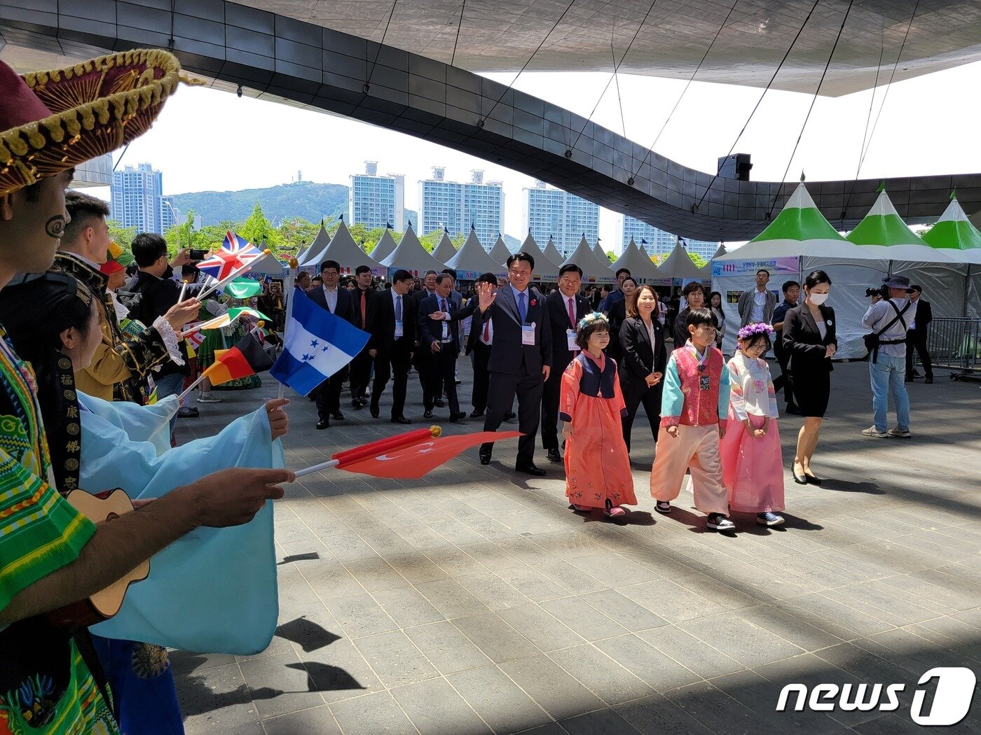 본문 이미지 - 제18회 부산세계시민축제에 초대된 내빈들이 행사장으로 입장하고 있다. 2023.5.20/뉴스1 ⓒ News1 조아서 기자 