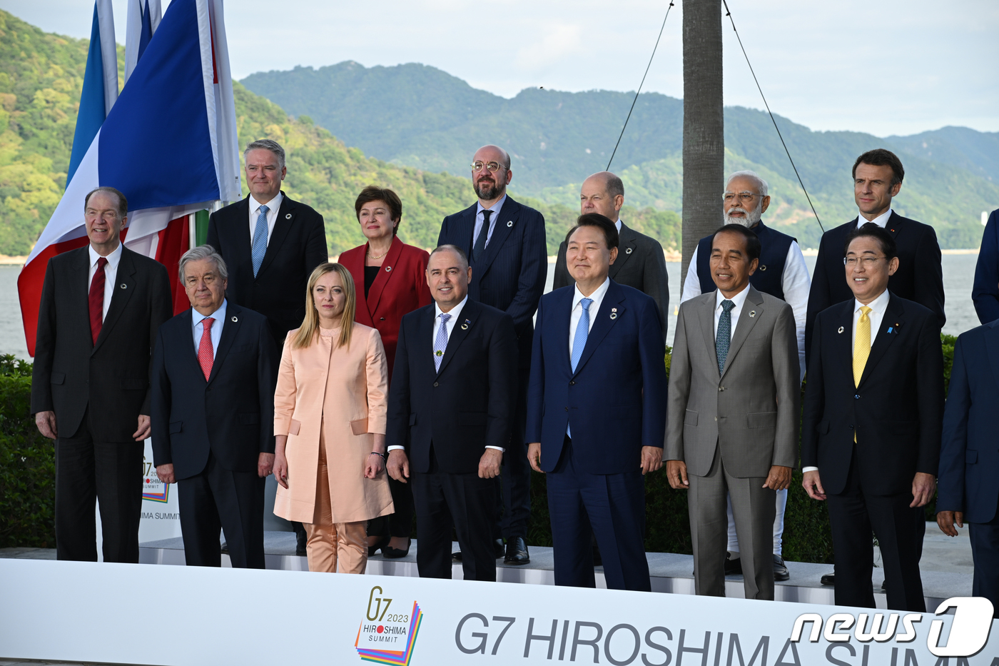 (서울=뉴스1) = G7 의장국인 일본 초청에 따른 참관국(옵서버) 자격으로 G7 정상회의에 참석한 윤석열 대통령이 20일 일본 히로시마 그랜드 프린스 호텔에서 주요 7개국 정상 …