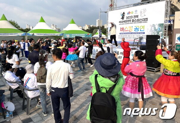 본문 이미지 - 전북아태마스터스 참가자들을 대상으로 펼쳐진 버스킹 공연(조직위 제공)/뉴스1