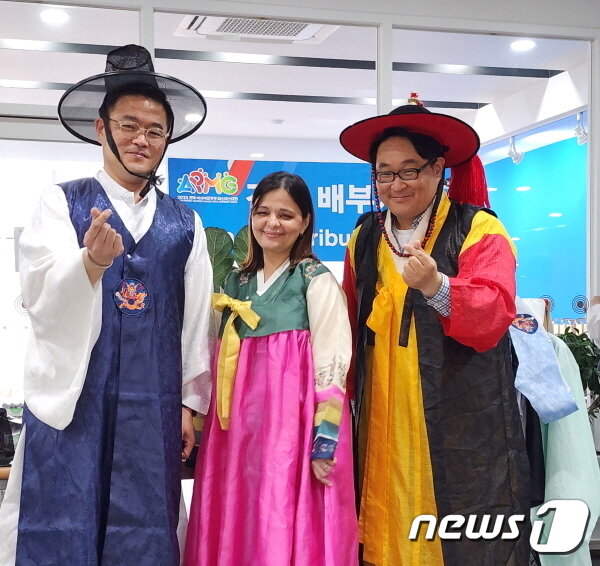 본문 이미지 - 전북아태마스터스 해외 참가자 한복을 입고 환화게 웃고 있다.(조직위 제공)/뉴스1