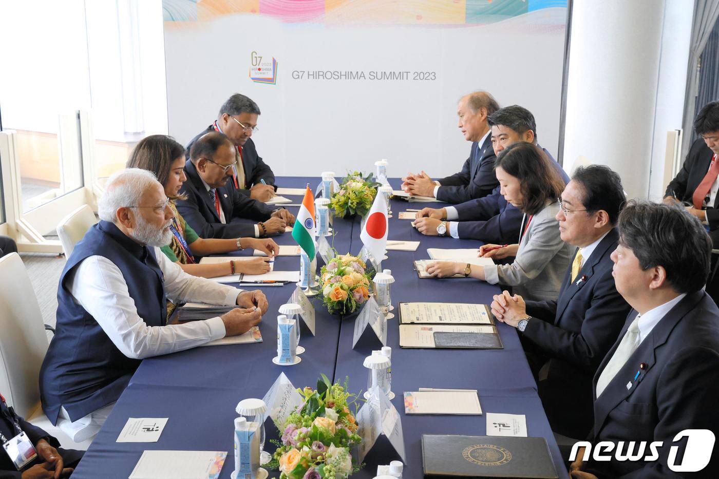 본문 이미지 - 기시다 후미오 일본 총리가 20일 (현지시간) 일본 히로시마에서 열린 G7 정상회의 중 나렌드라 모디 인도 총리와 회담을 하고 있다. ⓒ AFP=뉴스1 ⓒ News1 우동명 기자