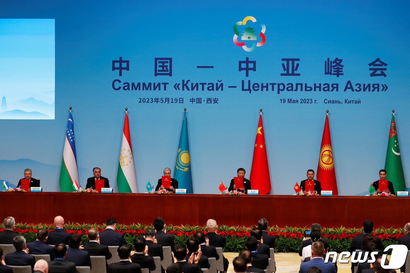본문 이미지 - 시진핑 중국 국가주석과 카심-조마르트 토카예프 카자흐스탄 대통령, 사디르 자파로프 키르기스스탄 대통령, 에모말리 라흐몬 타지키스탄 대통령, 세르다르 베르디무함메도프 투르크메니스탄 대통령, 샤브카트 미르지요예프 우즈베키스탄 대통령이 19일 (현지시간) 산시성 시안에서 열린 중국-중앙 아시아 정상회의를 마치고 기자회견을 하고 있다. ⓒ 로이터=뉴스1 ⓒ News1 우동명 기자