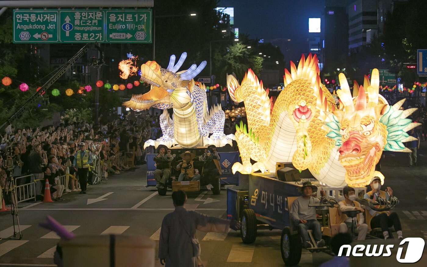 본문 이미지 - 부처님 오신 날을 일주일 앞둔 20일 서울 종로구 보신각 앞으로 연등회 행렬이 지나가고 있다.  2023.5.20/뉴스1 ⓒ News1 김진환 기자