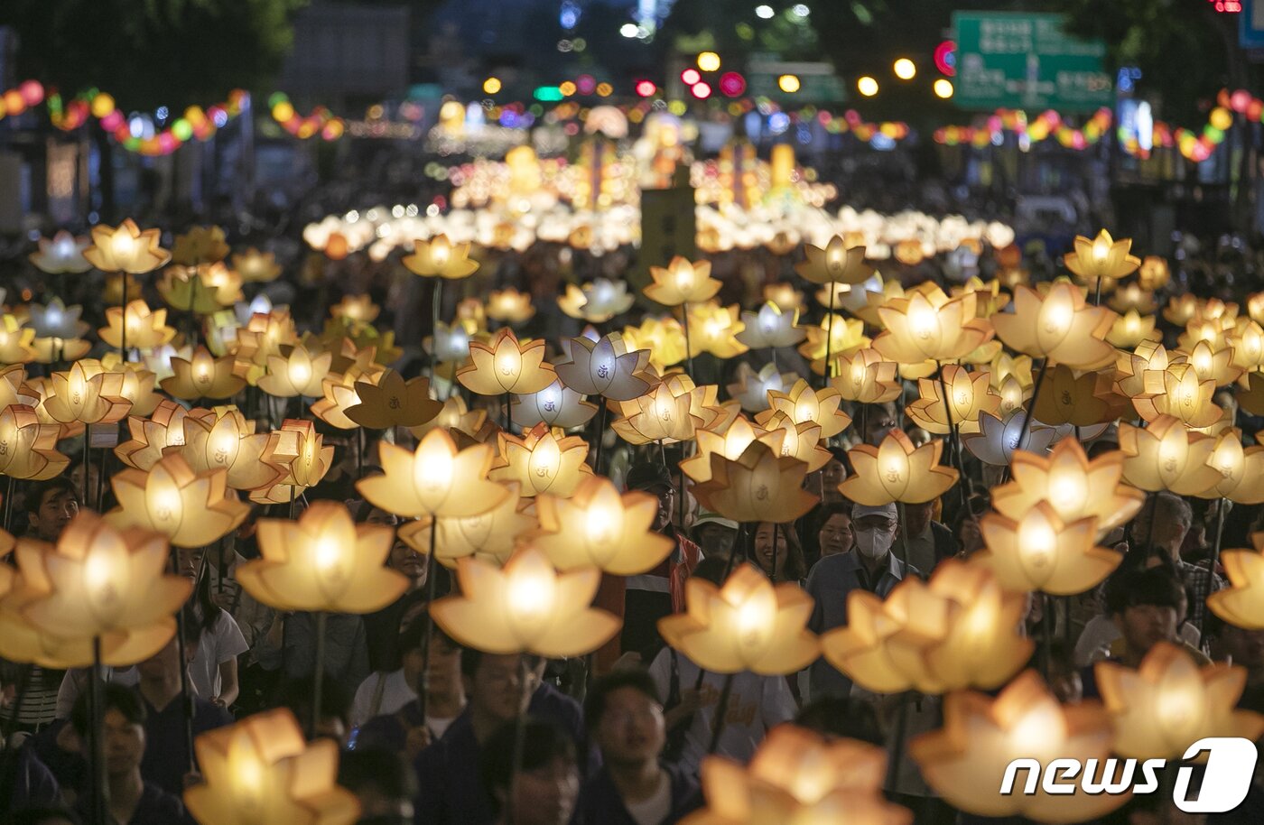 본문 이미지 - 부처님 오신날을 일주일 앞둔 20일 서울 종로구 보신각 앞으로 연등회 행렬이 지나가고 있다. 2023.5.20/뉴스1 ⓒ News1 김진환 기자