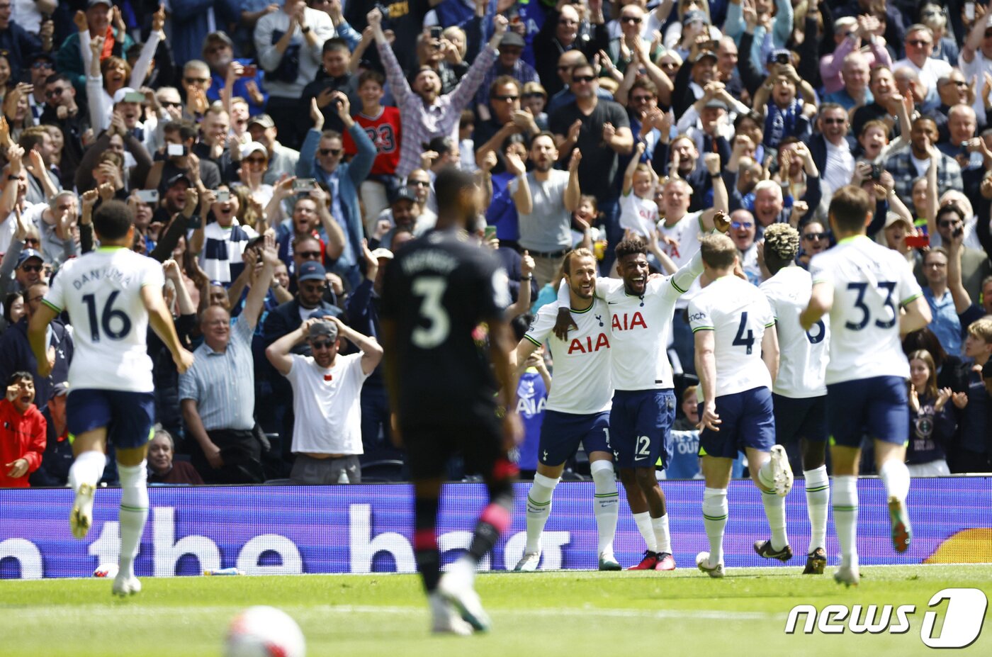 본문 이미지 - 토트넘 홋스퍼의 해리 케인이 선제골을 넣었다. ⓒ 로이터=뉴스1