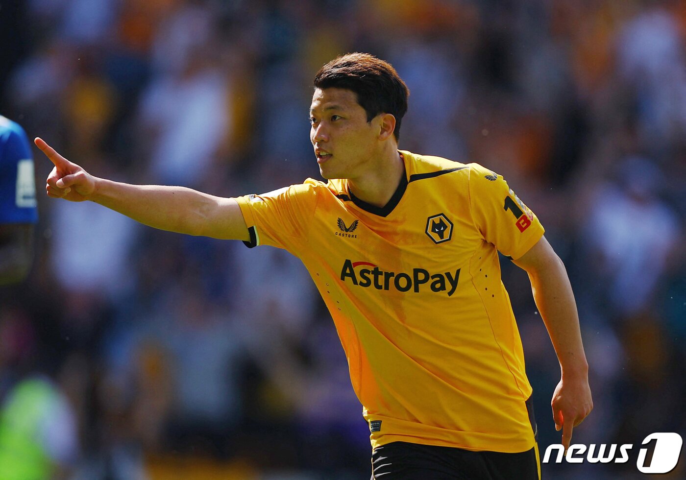 본문 이미지 - 울버햄프턴 원더러스의 황희찬이 20일(현지시간) 울버햄프턴에 있는 몰리뉴 스타디움에서 열린 EPL 에버턴과 경기서 시즌 4호 골을 넣은 뒤 기뻐하고 있다. ⓒ 로이터=뉴스1 ⓒ News1 우동명 기자