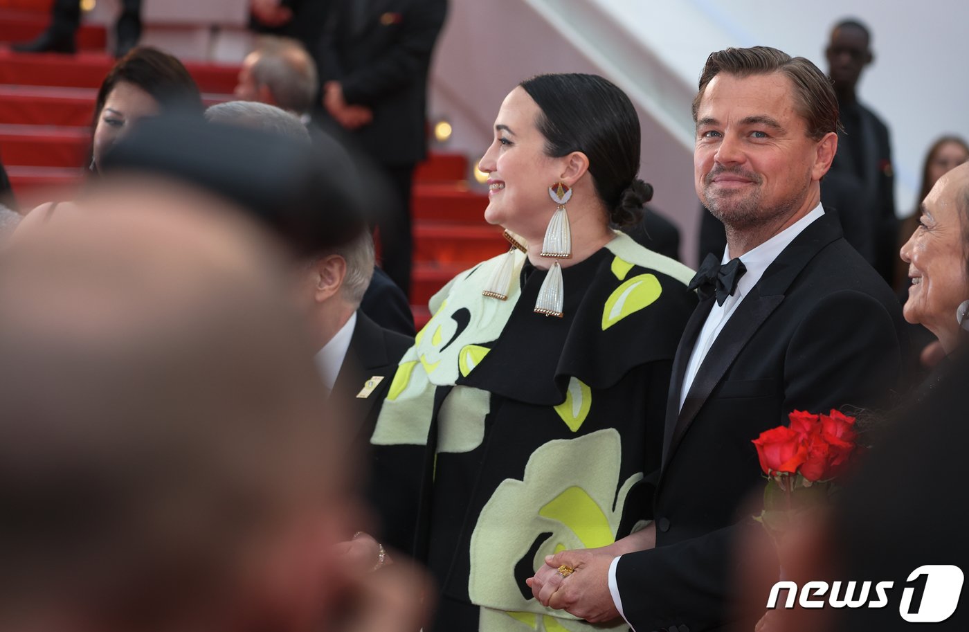 본문 이미지 - 20일(현지시간) 제76회 칸 국제영화제가 열리고 있는 프랑스 남부 소도시 칸 ‘팔레 데 페스티발’(Palais des Festival) 뤼미에르 대극장에서 열린 ‘킬러스 오브 더 플라워 문’ 시사회에서 릴리 글래드스톤과 리어나도 디캐프리오(49·레오나르도 디카프리오) 등 출연 및 제작진들이 레드 카펫에 오르고 있다. 2023.5.21/뉴스1 ⓒ News1 이준성 기자