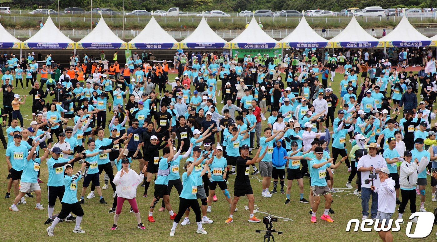 본문 이미지 - 제주특별자치도가 주최하고 제주특별자치도관광협회가 주관한 제27회 제주국제관광마라톤축제가 21일 오전 제주시 구좌종합운동장에서 개막했다.2023.5.21/뉴스1 ⓒ News1 오미란 기자