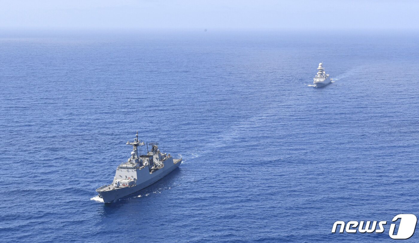 본문 이미지 - 청해부대 39진 충무공이순신함(앞)이 아덴만 인근 해상에서 이탈리아 해군 리조함(Luigi Rizzo)과 연합협력훈련을 하고 있다. (합참 제공) 2023.5.21/뉴스1