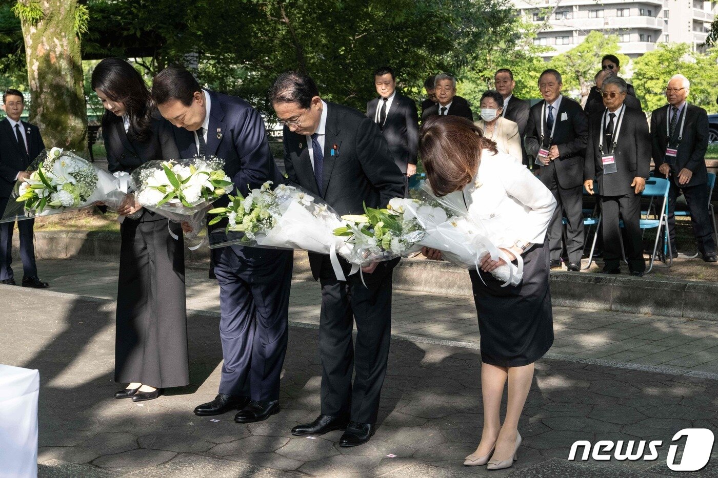 본문 이미지 - 윤석열 대통령과 부인 김건희 여사 그리고 기시다 후미오(岸田文雄) 일본 총리와 부인 기시다 유코 여사가 지난 21일 일본 히로시마 평화기념공원에 있는 한국인 원폭 희생자 위령비를 찾아 함께 참배하고 있다. ⓒ AFP=뉴스1 ⓒ News1 최종일 기자