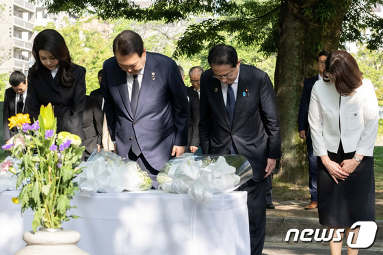 尹 기시다 “히로시마 한국인 원폭 희생자 위령비 함께 참배” 뉴스1 9988